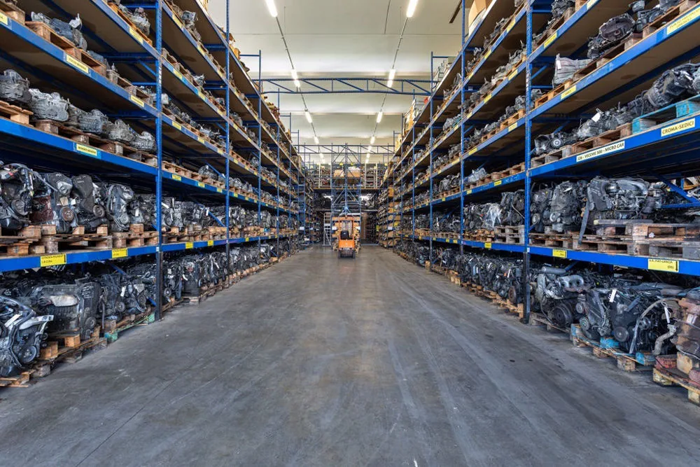 Magazzino spedizioni DEM. AUTO Srl - imballaggio rinforzato e spedizione gratuita in tutta Italia